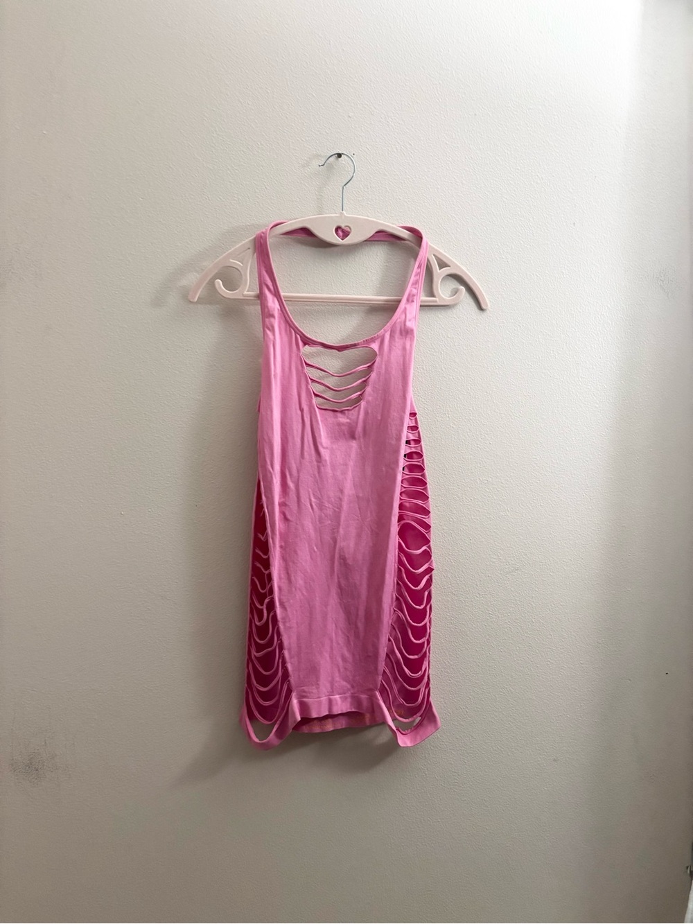 5/$15 🩷 MUST BUNDLE GLITTER Pink Cutout Tank Top - Picture 2 of 6